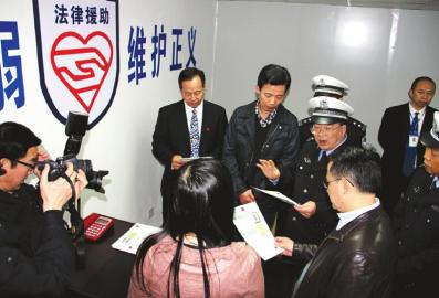 宜宾交通事故快处快赔中心昨起运行(图2) 宜宾交通事故快处快赔中心昨起运行(图2)