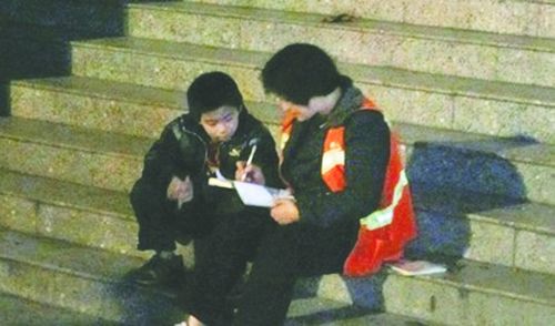 泸州女环卫工路灯下辅导娃娃做作业&nbsp;感动网友
