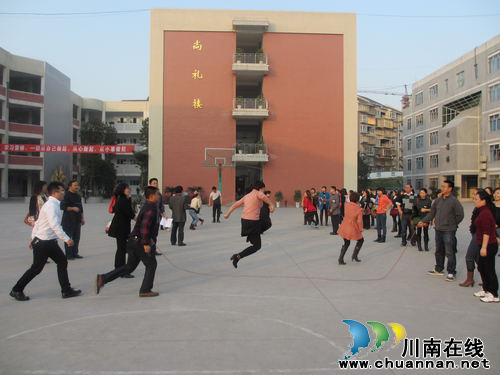泸州市城北学校教师简约过“三·八”