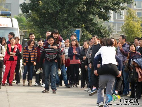 龙马潭区国税局积极参加庆“三·八”趣味运动会
