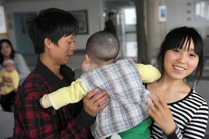 内江一小孩"疯长瘤子"续:佳佳顺利度过72小时(图1) 内江一小孩"疯长瘤子"续:佳佳顺利度过72小时(图1)