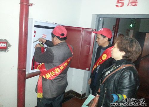 合江消防志愿者走家入户宣传家庭消防安全知识(图1)