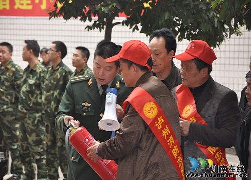 合江消防志愿者走家入户宣传家庭消防安全知识