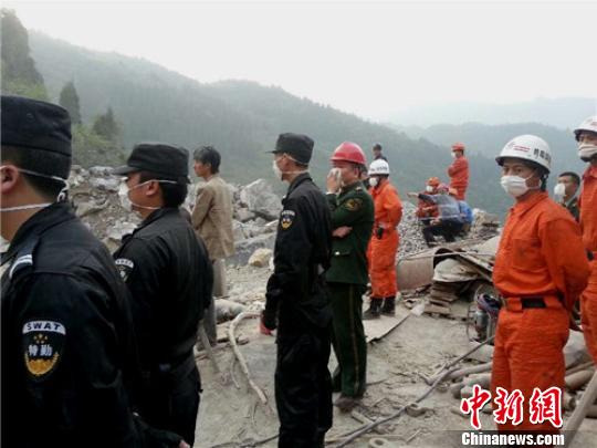 泸州古蔺德跃镇一采石场发生山体滑坡 2人被埋(图2) 泸州古蔺德跃镇一采石场发生山体滑坡 2人被埋(图2)