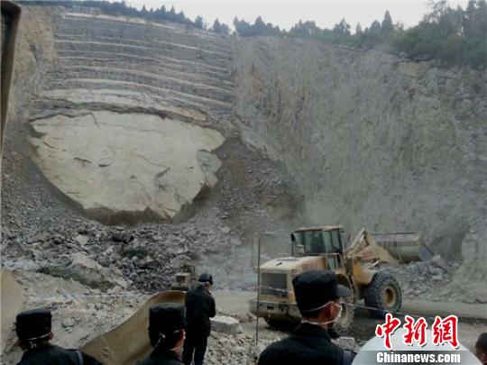 泸州古蔺德跃镇一采石场发生山体滑坡 2人被埋(图1) 泸州古蔺德跃镇一采石场发生山体滑坡 2人被埋(图1)