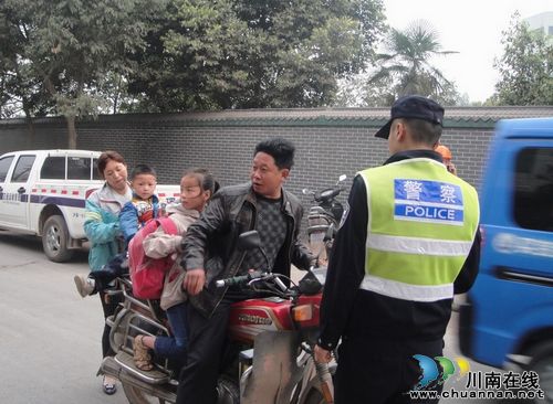 立石镇：开展道路交通联合执法(图1)