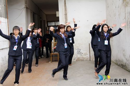 通滩镇：志愿者走进敬老院&nbsp;传递敬老情(图2)