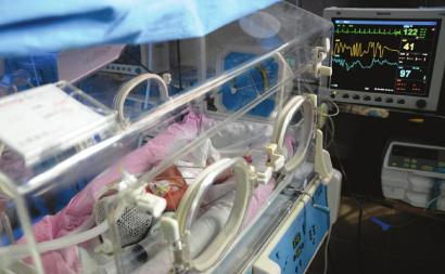 内江一产妇重300多斤 早产女儿4斤4两(图2) 内江一产妇重300多斤 早产女儿4斤4两(图2)