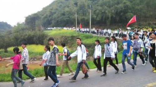 三个馒头两瓶水&nbsp;泸州一中学700学生拉练30公里