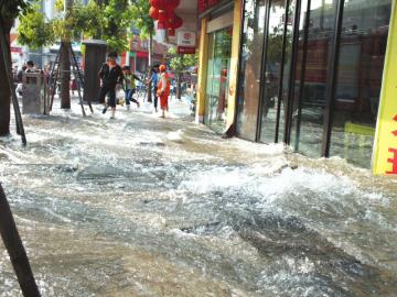 内江：主水管爆裂&nbsp;水漫闹市区