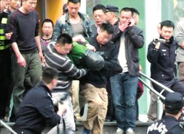 男子在天府广场附近持刀劫持女经理