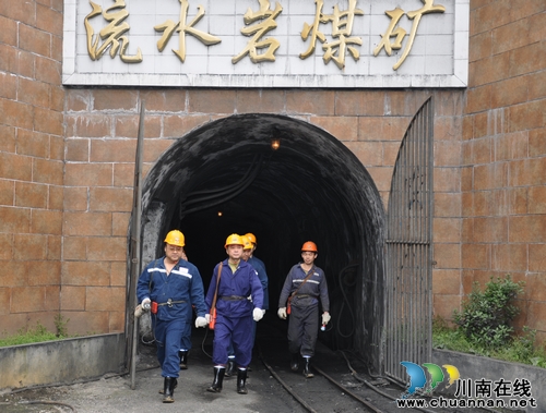 叙永县安监局局长休息日再次深入煤矿指导安全工作(图1)