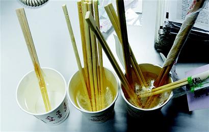 一次性筷子泡出黄水&nbsp;实验:价格越低的筷子越脏