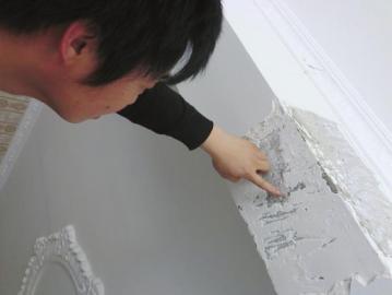 珙县四家监理单位一起监工安置房 居民反映:不到两年横梁就裂了(图2) 珙县四家监理单位一起监工安置房 居民反映:不到两年横梁就裂了(图2)