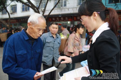 海潮镇:组织开展法制宣传月集中宣传活动(图2) 海潮镇:组织开展法制宣传月集中宣传活动(图2)