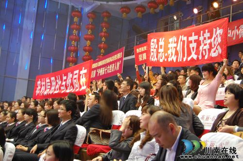 泸州:“十大经济人物”激情纵论发展之道(图5) 泸州:“十大经济人物”激情纵论发展之道(图5)