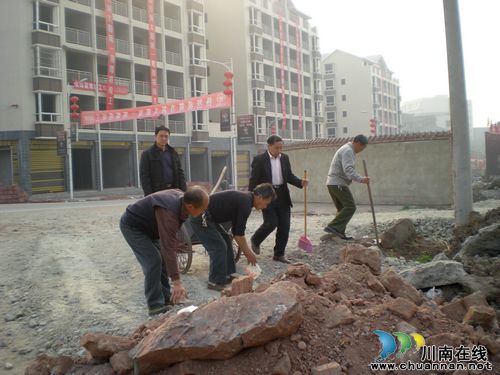 方洞镇：党员助力优美集镇建设