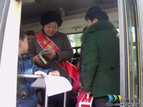 九支镇:不让毒品上路 为外出务工人员“护航”(图2) 九支镇:不让毒品上路 为外出务工人员“护航”(图2)