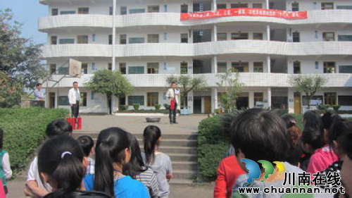 尧坝镇:组织中学生进行灭火知识宣讲、演练(图1) 尧坝镇:组织中学生进行灭火知识宣讲、演练(图1)