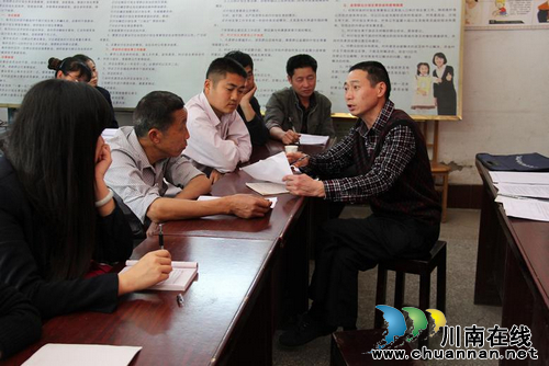 云龙镇：对村社干部进行产改农房测绘现场培训