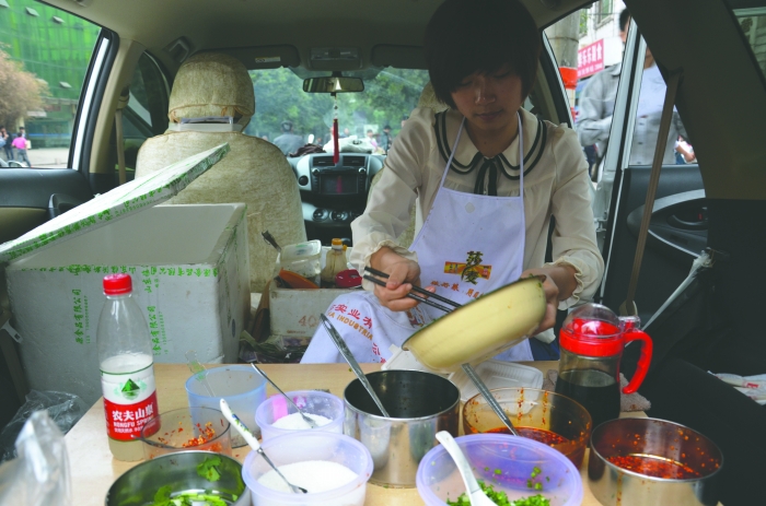 宜宾90后小情侣&nbsp;开越野车卖凉面