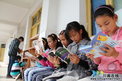 龙车镇:开放式书柜助力学生自由阅读(图1) 龙车镇:开放式书柜助力学生自由阅读(图1)