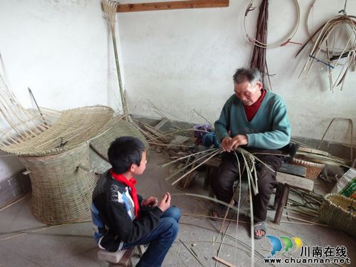 叙永：五保老人挤时间&nbsp;义务为当地群众编竹筐
