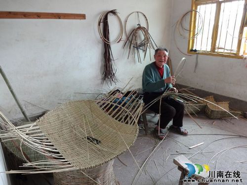 叙永:五保老人挤时间 义务为当地群众编竹筐(图1) 叙永:五保老人挤时间 义务为当地群众编竹筐(图1)