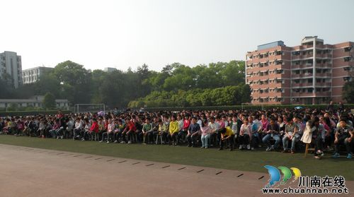 泸州市关工委传统教育报告团来到泸县一中(图2) 泸州市关工委传统教育报告团来到泸县一中(图2)
