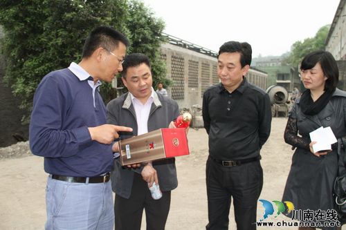 泸州市国税局局长林海深入龙马潭企业调研税收工作(图2)