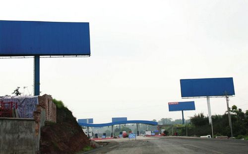 4条高速对野广告牌喊拆 近两千万投资恐将打水漂(图2) 4条高速对野广告牌喊拆 近两千万投资恐将打水漂(图2)