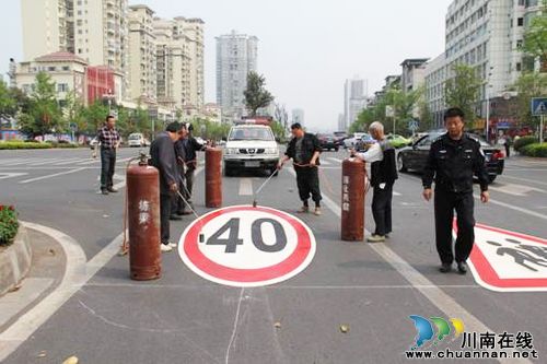 泸州市施划立体警示标志 为学生构建“安全路”(图1) 泸州市施划立体警示标志 为学生构建“安全路”(图1)