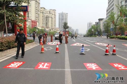 泸州市施划立体警示标志 为学生构建“安全路”(图2) 泸州市施划立体警示标志 为学生构建“安全路”(图2)