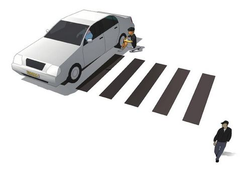 男孩过马路&nbsp;遭车碾脚还被司机骂(图1)