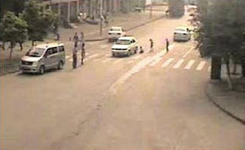 男孩过马路&nbsp;遭车碾脚还被司机骂(图2)