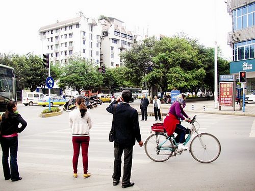 行人闯红灯 就像家常便饭(图1) 行人闯红灯 就像家常便饭(图1)