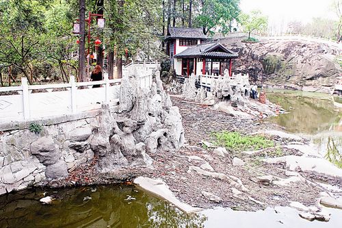 流杯池公园靠自来水解渴(图1)