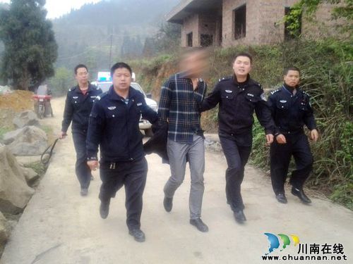 泸州箭竹所队民警联合抓获一名上网逃犯(图1) 泸州箭竹所队民警联合抓获一名上网逃犯(图1)