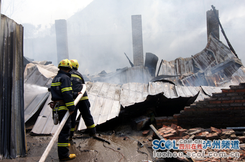 泸州纳溪一家具厂发生火灾&nbsp;千平厂房烧成空架(图2)