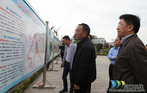 省委常委、省委农工委主任李昌平一行调研泸县(图1) 省委常委、省委农工委主任李昌平一行调研泸县(图1)