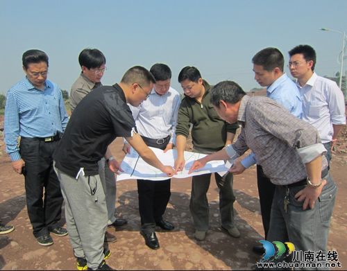 江阳区委副书记、区长付小平带队调研沙茜片区拆迁安置项目建设情况(图2) 江阳区委副书记、区长付小平带队调研沙茜片区拆迁安置项目建设情况(图2)