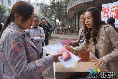 泸县立石镇:计生用品进万家(图1) 泸县立石镇:计生用品进万家(图1)