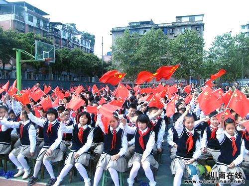 纳溪区逸夫实验小学开展“争做新时代的雷锋”拉歌比赛活动