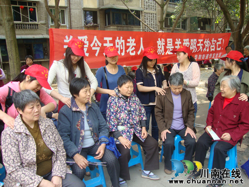 华阳街道:关爱老人 开展志愿服务活动(图1) 华阳街道:关爱老人 开展志愿服务活动(图1)