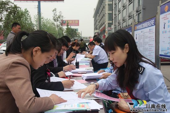 纳溪区多点启动拉开税收宣传月活动序幕(图2) 纳溪区多点启动拉开税收宣传月活动序幕(图2)