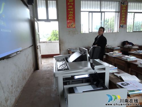 爱心企业捐赠大塔初中13万元电教设备(图2)