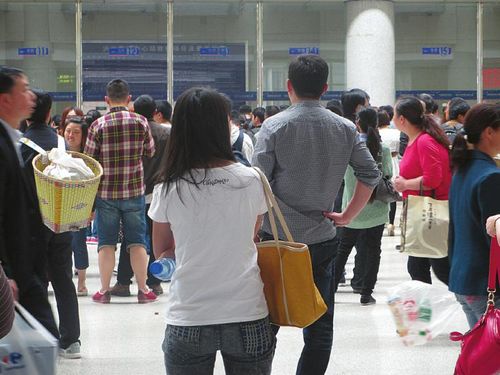 泸州车站现"提包客" 专挑女子下手(图1) 泸州车站现"提包客" 专挑女子下手(图1)