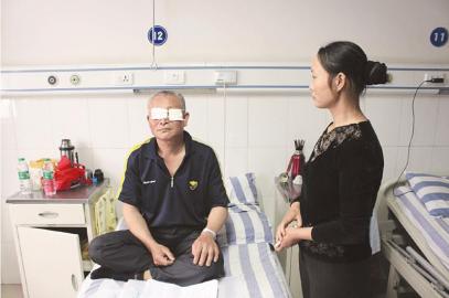 自贡老人劝架反被打&nbsp;受伤无钱医(图1)