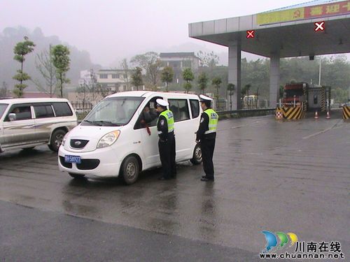 叙永县公安局交警大队联合多部门开展辖区高速路段安全隐患排查(图1)