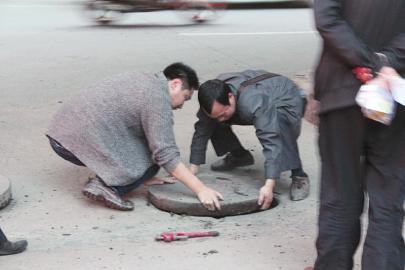 正在等车 泸州街边6井盖突然震飞……(图1) 正在等车 泸州街边6井盖突然震飞……(图1)